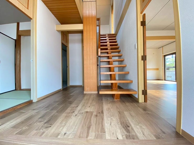 玄関を開けると目の前が吹き抜け階段になっています。
木目でおしゃれな階段です。