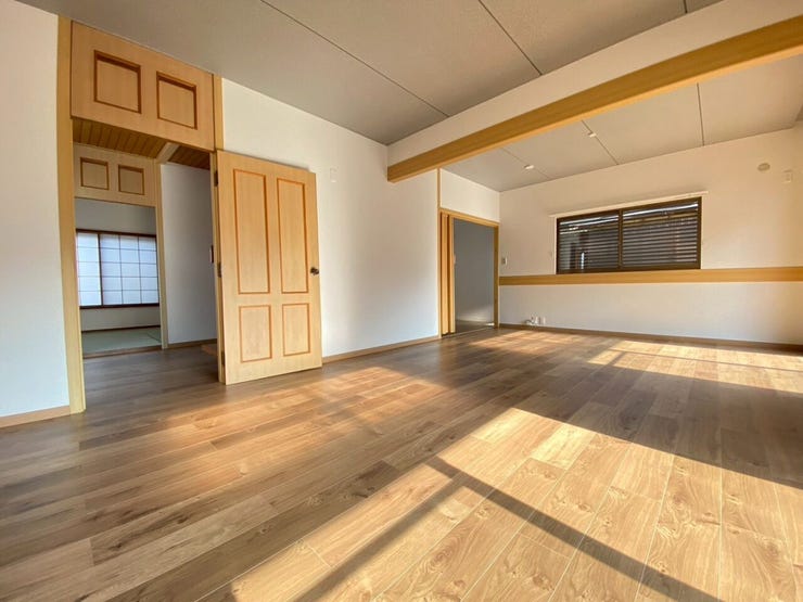 2022年にフローリング増し張り、クロス張替え
綺麗なリビングで陽当たり良好です。