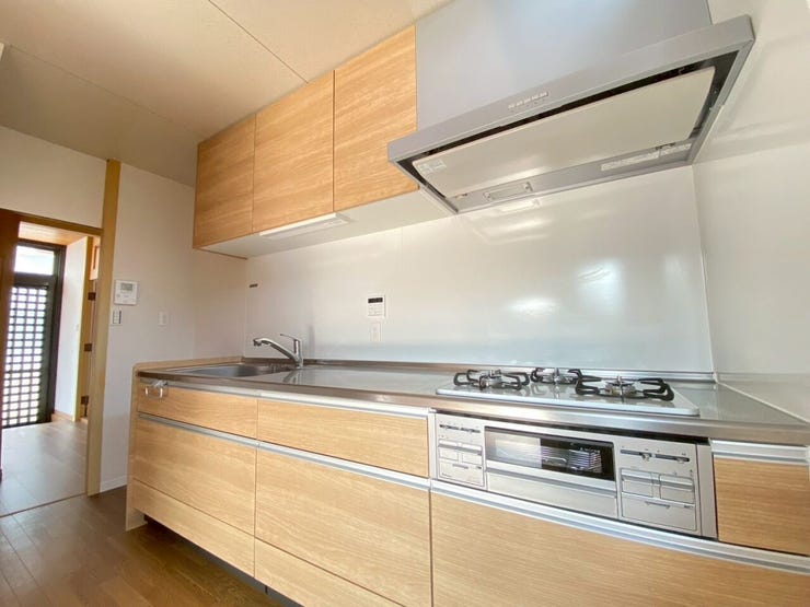 玄関からの動線も確保されており、スーパーでのお買い物後はお荷物をすぐにキッチンに持っていくことができます。