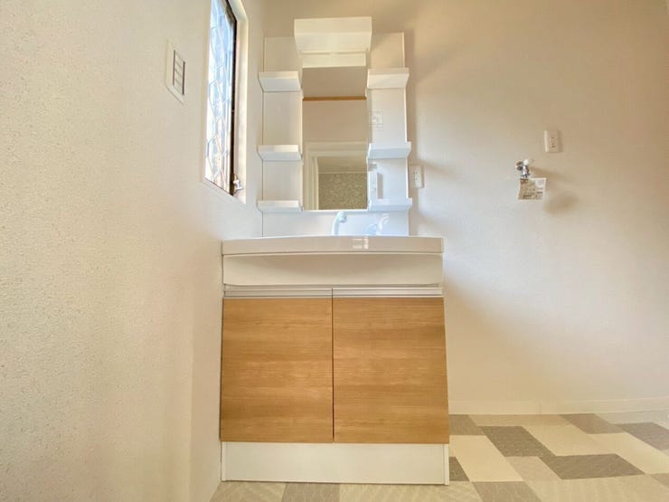 タカラスタンダードの洗面台です。
横に窓もあり、明るい洗面室ですね。