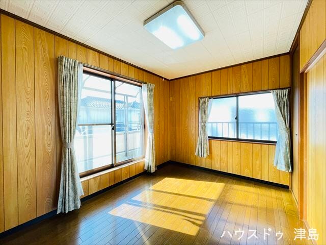 2階南側6帖洋室。こちらもバルコニーに面した南西に位置するお部屋です。お天気のいい日にはたっぷりと陽を取り込むことができ、ベッドの上のお布団もふかふかになりそうですね。