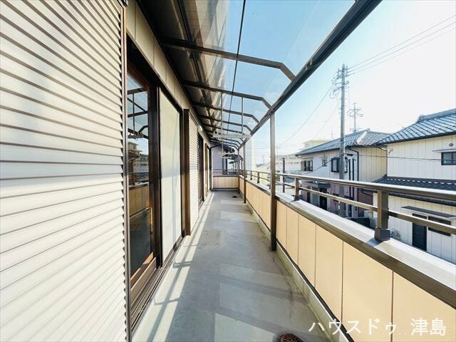 2部屋と階段ホールから出入りができるのでお洗濯やお布団干しもスムーズに行えそうです。屋根が設置され、包み込むような形状になっているため、日差しや雨の吹き込みを防ぎます。