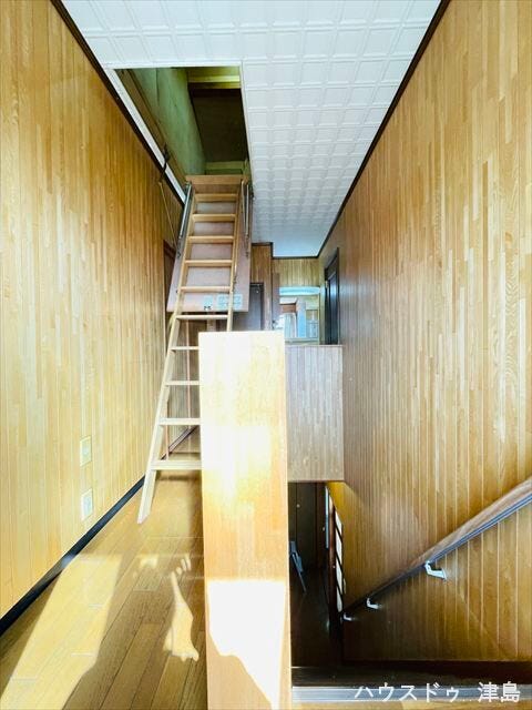 屋根裏収納。クリスマスツリー、こいのぼり、ひな人形などの季節もの、スキーや釣り道具、テントなどのレジャー用品もたっぷり収納できます。収納はしごは必要なときだけ天井から引き出して使えます。