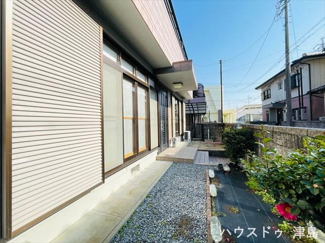 1階和室からは庭の木々を眺めることができ、季節の移り変わりを感じられますね。