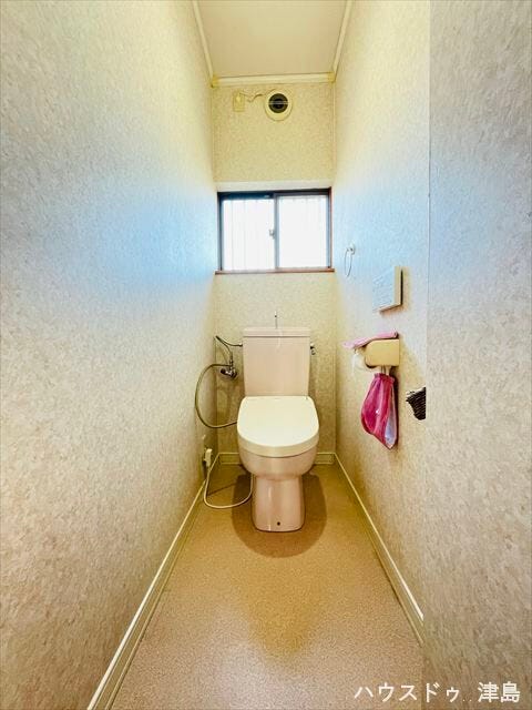 1階トイレ。各階に温水洗浄便座付きトイレを設置。慌ただしい朝も2個あり快適です。2階で過ごすときも階段を使わずに済むのはうれしいですね。
