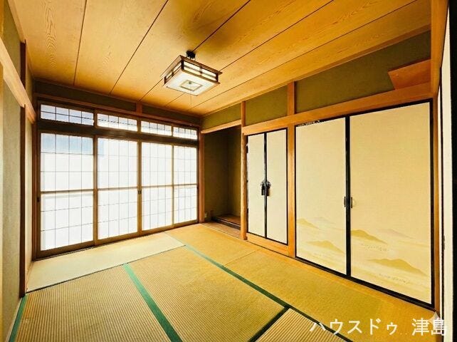 1階6帖南側和室。陽当たりの良さが実感できる和室。客間としても家族みんなの寛ぎの部屋としても多目的にお使い頂けます。
※実際の写真から家具消しの加工行っております。