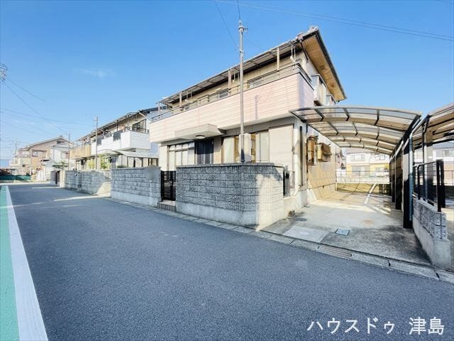 南側公道約5.0mで交通量は少なく安心して駐車できます。縦列駐車2台可能です。カーポート付きなので大切なお車を雨風・強い陽射しから守ってくれます。