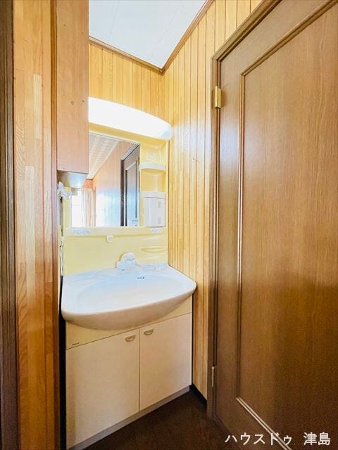 2階洗面台。各階に洗面台が設置されているため、朝の身支度が快適ですね。シャワー付洗面化粧台は洗髪や手洗い洗濯に加え、洗面台のお掃除もしやすくとても便利です。