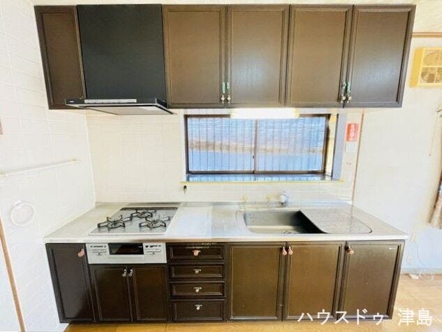 使い勝手が良いガスの3つ口コンロを採用。三口コンロは一度に多種類のお料理を作ることができ、時短家事も可能ですね。上部の棚は普段使わない食器や食品のストックの場所として活躍しそうです。