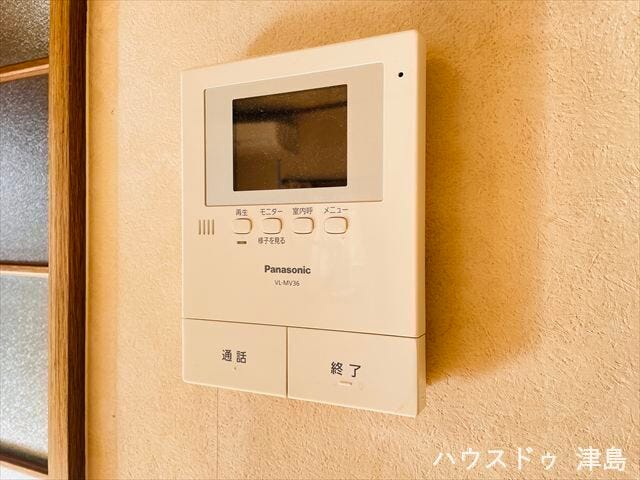 モニター付きインターホン。来訪者を事前に確認してから会話ができ安心です。また、訪問者と直接会わずに会話ができてトラブルの回避にもなります。