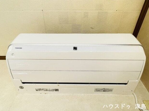 リビングの2021年東芝製クーラー。暑い夏、寒い冬を過ごすのに欠かせないアイテムです。部屋全体を効率よく温度調節し、小さなお子さんがいらっしゃても安心して使えます。