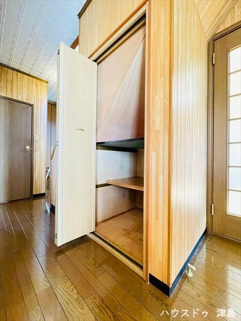 階段下収納。季節ものや普段使うことが少ないものをしまっておいたり、防災グッズを収納しておくなど様々な使い方ができそうです。