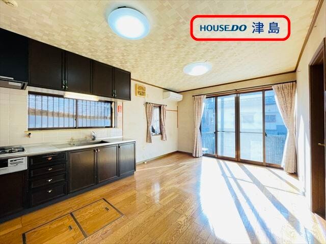 南側の大きな掃き出し窓から明るい光が入りポカポカあたたかいリビングです。東側の出窓にはお気に入りの小物を飾るのもいいですね。