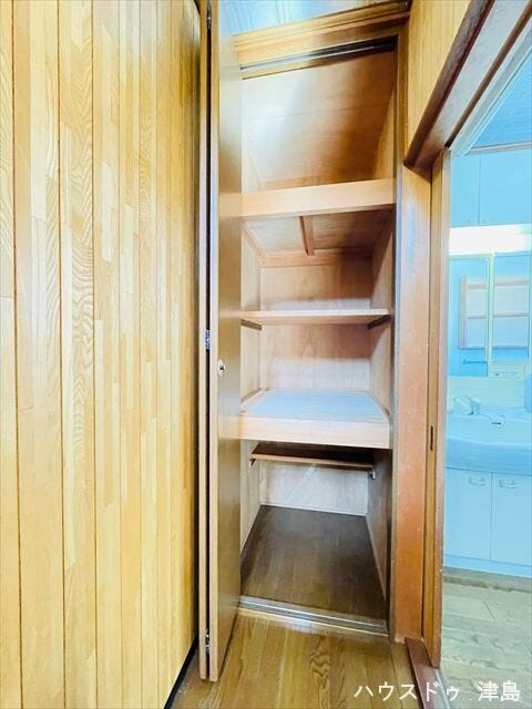 洗面室前収納。日用品のストックや衛生用品の保管などに便利です。また、掃除道具の置き場所としても最適ですね。