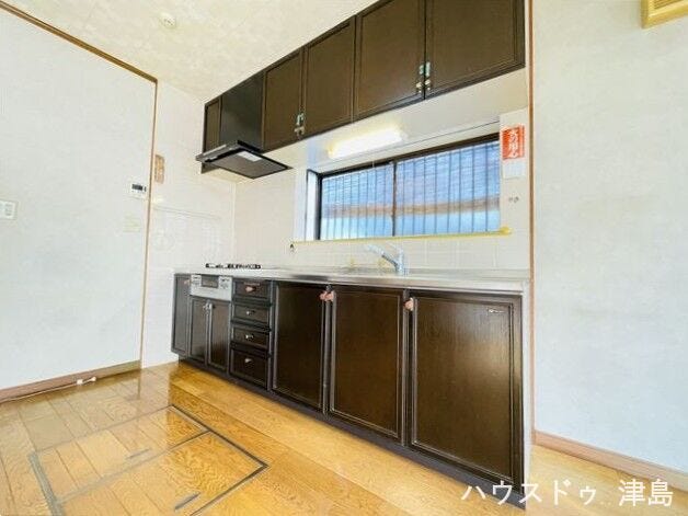 落ちついたブラウンカラーが目を引くキッチンです。窓が付いているから心地よい自然光を感じながら家事ができます。