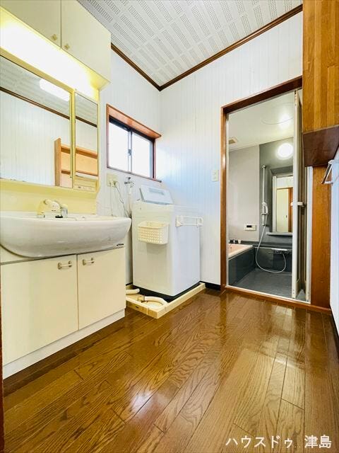 シャワー付洗面化粧台は洗髪や手洗い洗濯に加え、洗面台のお掃除もしやすくとても便利です。棚が設置され、タオルや衣類・生活用品のストックを収納できます。