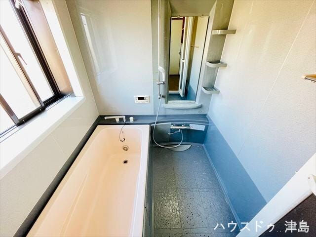 窓から明かりが差し込み、明るいうちからバスタイムでリラックスできそうです。収納ラックが3ヶ所取り付けられ、シャンプーやボディソープなど床置きせずに片付けられます。