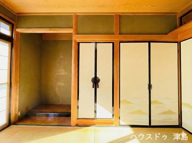 1階南側和室収納。床の間スペースもあるので、おしゃれな飾り物でインテリアを楽しめますね♪
※実際の写真から家具消しの加工行っております。