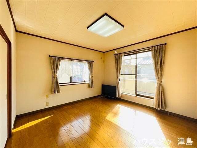 2階8帖洋室。バルコニーに面した一番広いお部屋で寝室にぴったりです。朝日が入り、爽やかな朝を迎えることのできるお部屋になっています。