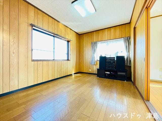 2階北側6帖洋室。東側2部屋は続き間となっています。北側ですが、2面の窓からしっかり採光を感じることができます。起床したら、空気の入れ替えなどで1日を始めてもいいですね。