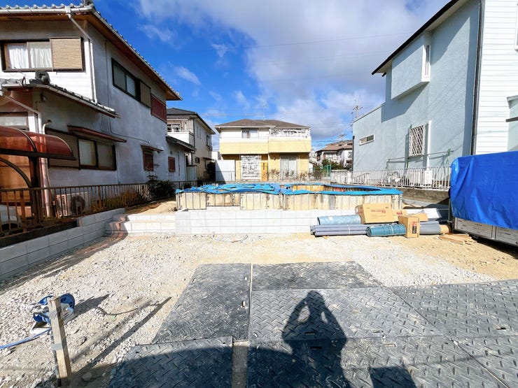 【外観】
「学研北生駒駅」よりバス乗車9分、バス停「ひかりが丘住宅口」より徒歩4分の立地◎