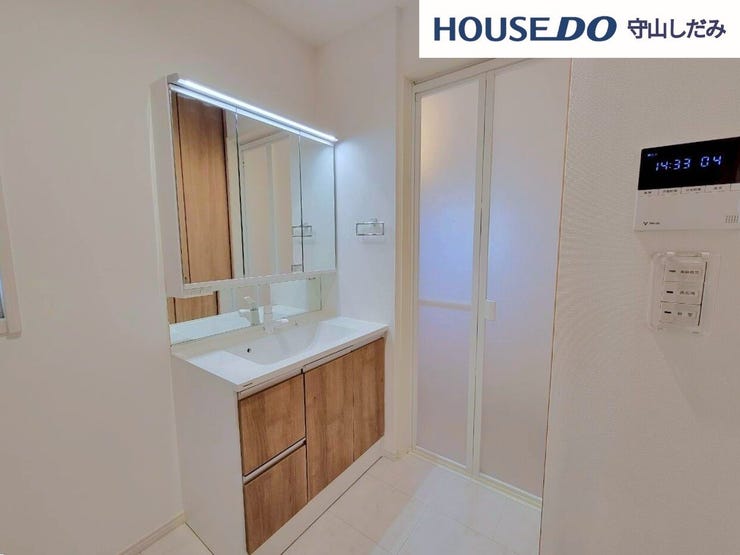 【洗面台/洗面所】日常の使い勝手の良さにこだわった清潔感のある洗面化粧台。大きな鏡が特徴です。鏡の裏に歯ブラシや化粧水、整髪料などの小物を隠して収納でき、生活感を出さずに綺麗な空間を保てます。