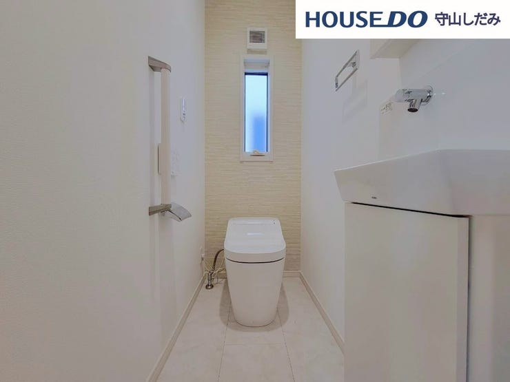 【トイレ】空気の換気と光の明るさに配慮した清潔感のあるトイレです。ご自分の好きなアロマや芳香剤を置いて落ち着く空間を演出するもの良いですね♪1人になれる空間ですから、リラックスしたいですね。