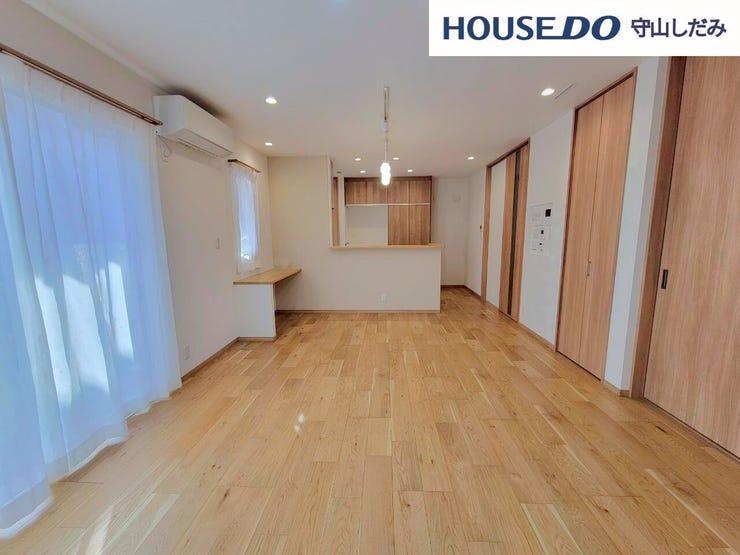 【リビング】開放感のあるリビング。掃き出し窓から採光を確保することができ、明るい空間で家族団らんできます♪ダイニングテーブルを置いてもゆとりのある広さなので、心地よい食事の時間をお過ごしいただけます♪