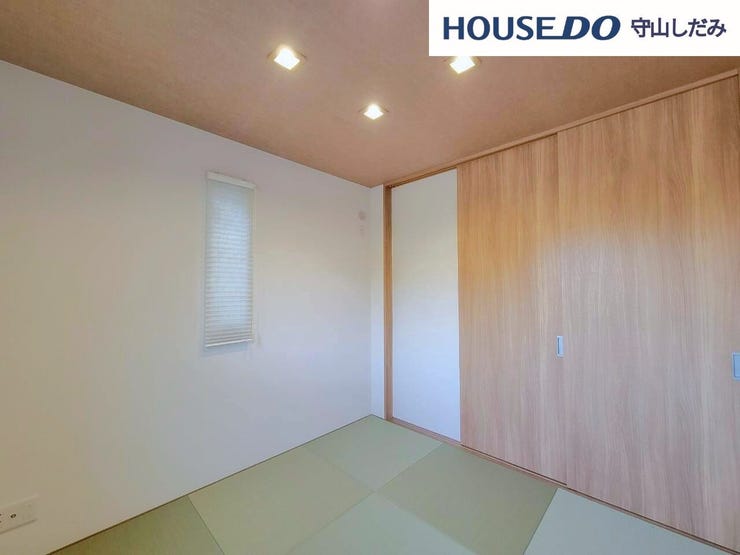 【和室】リビングの隣にある和室です。お子様のお昼寝スペースや、家事スペース、来客用の個室にと、あると嬉しい空間。収納もあり、置き場所に困りがちな布団や季節ものの収納場所にも重宝します。