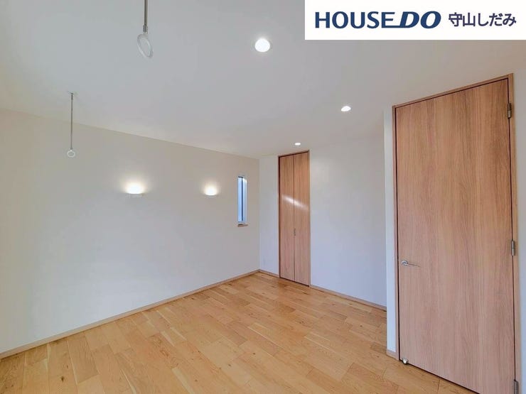 【洋室】広々とした洋室です♪ゆとりのある洋室はご夫婦の主寝室にいかがですか?♪クローゼット付きなので収納にも困りません。各居室収納はたっぷりあるので、お部屋をすっきりと保てそうです♪