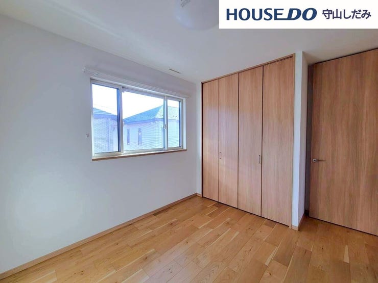 【洋室】多数の洋室があるため、それぞれ各部屋でプライベート空間をお楽しみいただけます。収納も完備しているのですっきりとしたお部屋でお寛ぎいただけます。2面採光のため、日当たりも良好です!