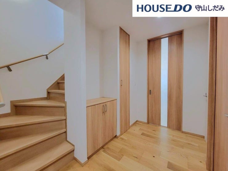 【1階 廊下・ホール】玄関を開けてすぐ目の前に広がる広々としたホールです。わが家に帰った時に言う「ただいま」その言葉が何十年にもわって元気よく響くような、家族が帰りたくなる快適な住まいがテーマです。