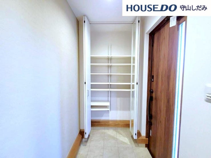 【玄関/シューズクローゼット】たくさんの靴をスッキリ整理。家族全員の靴を一箇所にまとめて収納できる便利なスペースです。玄関の整理整頓が簡単になり、靴を出し入れする手間も省けます。雨の日も楽々ですね♪