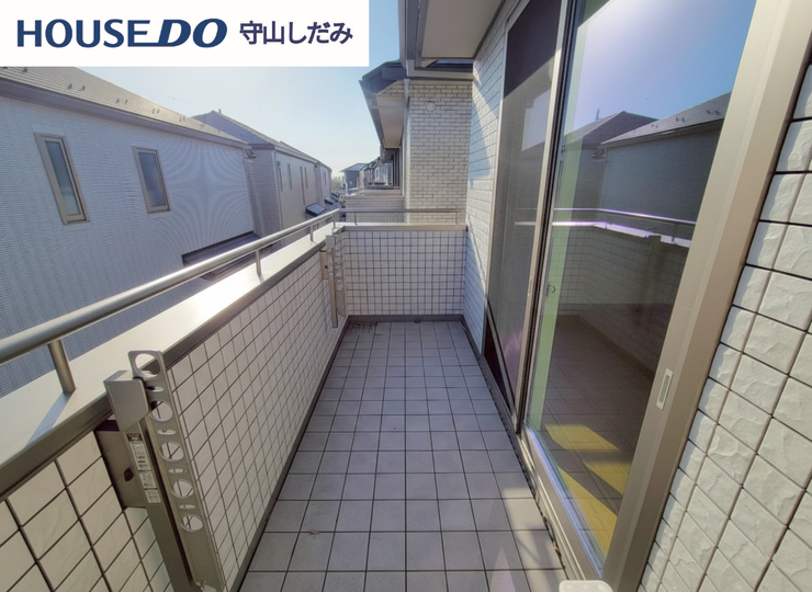 【バルコニー】日当たりの良い広さ十分の使い勝手の良いバルコニー。お布団や衣類などのお洗濯物を気持ちよく干せそうです♪南面にあり陽当たり良好!たっぷり陽を浴びたお布団や衣類は気持ちよさそうです♪