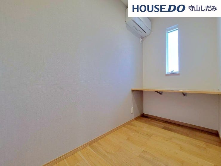 【洋室】約2.4帖の洋室には造作カウンターが設けられており、書斎やワークスペースとして使いやすい空間です。コンパクトながらも集中しやすく、暮らしに程よいメリハリをもたらしてくれます。