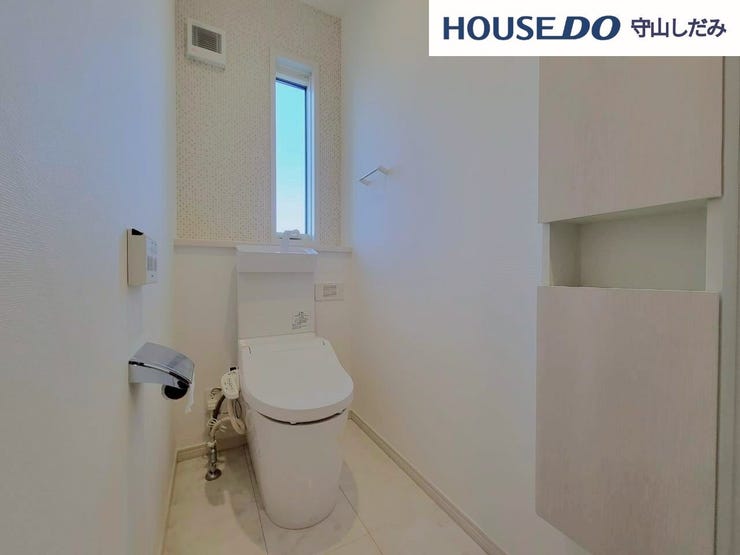 【2階 トイレ】空気の換気と光の明るさに配慮した清潔感のあるトイレです。ご自分の好きなアロマや芳香剤を置いて落ち着く空間を演出するもの良いですね♪1人になれる空間ですから、リラックスしたいですね。