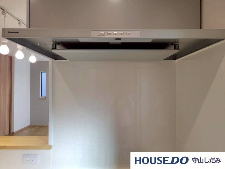 【レンジフード】上品な広々ワイドキッチンです。レンジフードもすっきりとした造りなので圧迫感もございません。照明もあり明るい空間の中で毎日お料理することが可能です。収納スペースも広いのが嬉しいですね。