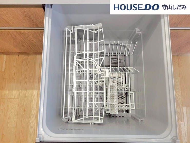 【食器洗浄乾燥機】手洗いよりも少ない水量で洗うことができ、節約になります。食器洗いの手間が省けて家事の時短、水仕事が減って手荒れも防止にもなります。ビルトイン食洗機で、すっきりとしたキッチンを実現!