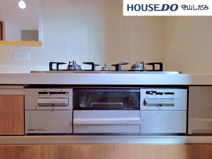 【3口コンロ】3口コンロ付きなので、お料理がはかどります。メイン料理2品を手前のコンロで調理しながら、奥の小バーナーで汁ものを調理するなど、複数の調理を一度に行うことができます。時短調理に繋がります!