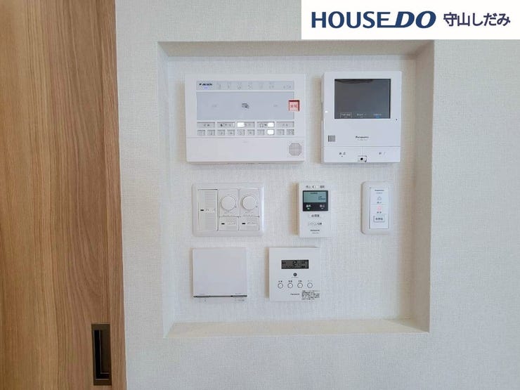 【スイッチニッチ】壁面にはスイッチニッチを設け、操作部をすっきりとまとめています。空間に自然になじむデザインで、生活感を抑えながら、細部まで配慮された住まいの工夫が感じられます。