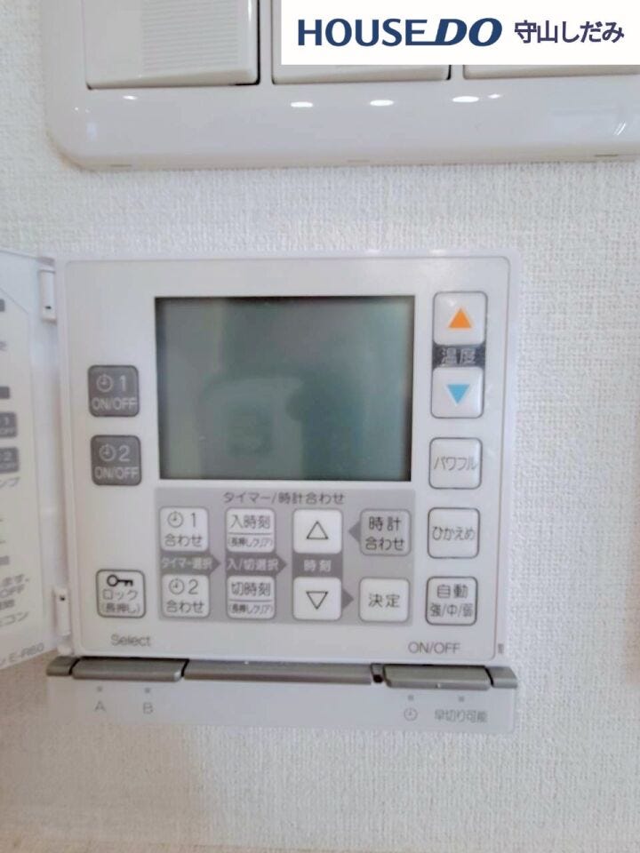 【床暖房】リビングには床暖房設備が内蔵されています。真冬でも心地よいポカポカ空間に生まれ変わります♪エアコンの風が苦手、ヒーターだけだと寒い、そんな方々にはとってもおススメです♪お部屋もすっきりですね