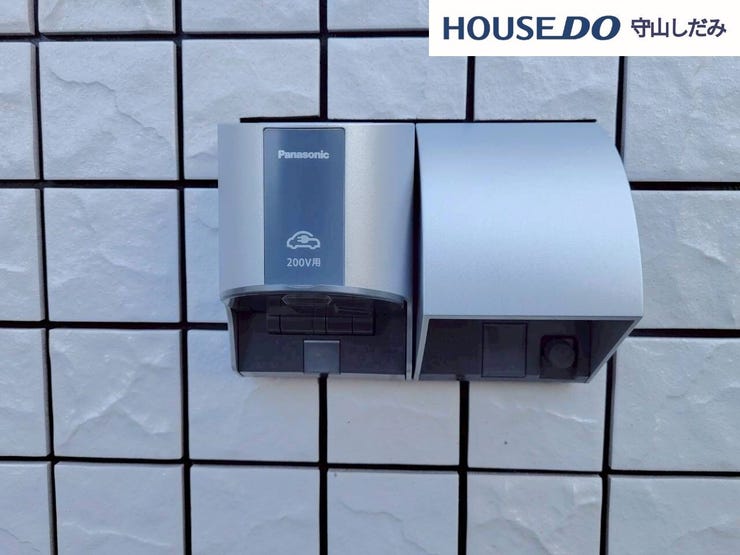 【外部コンセント】敷地内には電気自動車用コンセントが設置されており、ご自宅での充電が可能です。次世代のカーライフにも対応し、将来を見据えた安心感のある住環境が整っています。