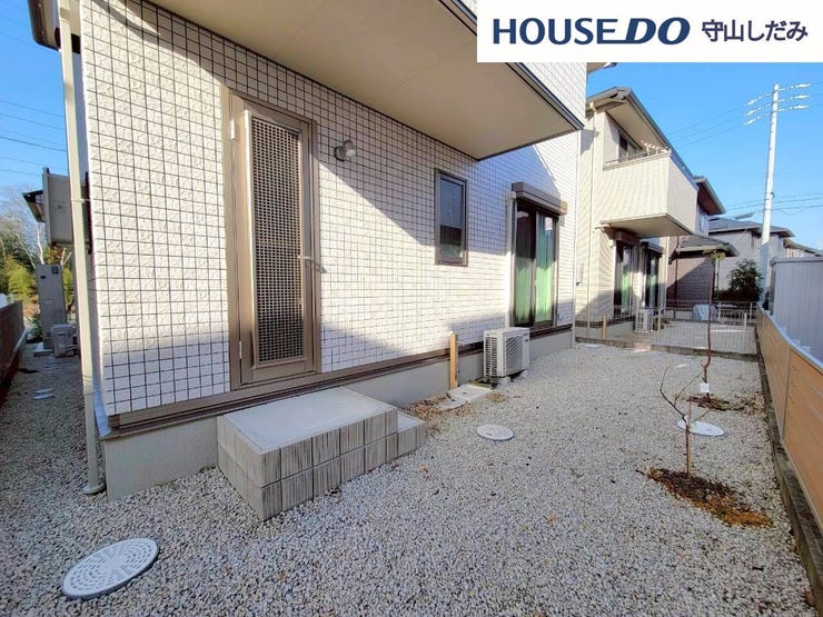 【お庭】自宅の庭でバーベキューをするというのも、マイホームでの憧れの過ごし方ですね。煙等でご近所の迷惑にならないよう気使う必要がありますが、キャンプ場に行かずに自宅で楽しめるのは、庭があるからこそ。