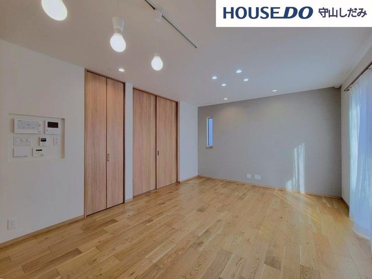 【リビング】
【リビング】光が優しく差し込む明るいリビング♪自然と家族が集まり、最高の家族団らんのお時間をお過ごしいただけます♪ひろびろとしたLDKで、ソファや4人掛けテーブルを置いても使いやすい配置です。