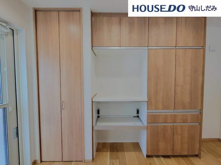 【キッチン背面収納】収納豊富なキッチン背面収納。左側の収納内部は可動式の棚となっており収納したい物の高さに合わせて自由自在♪中央下部はスライド式となっており炊飯器など蒸気を気にせず使用できます♪