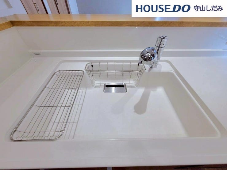 【シンク】システムキッチンには大理石調のシンクを採用し、上品で落ち着いた印象を演出しています。汚れも拭き取りやすく、毎日の家事が気持ちよく進められる、使い勝手の良いキッチンです。