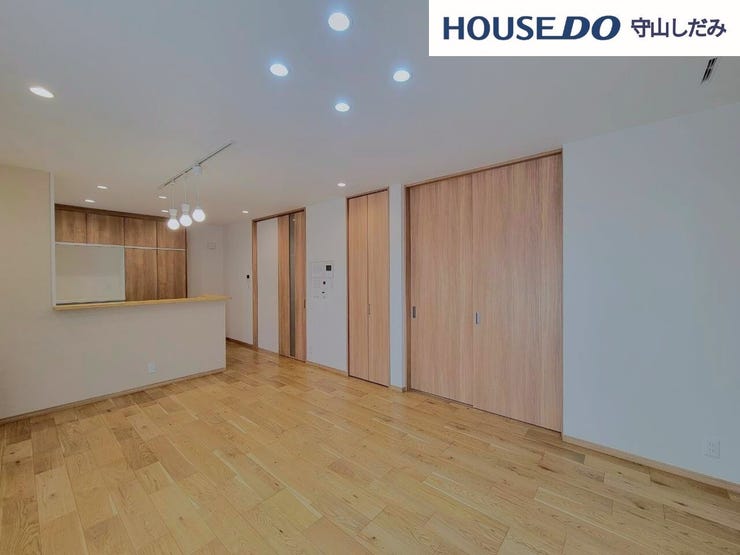 【リビング】陽当たり良好・風通し良好で光がたくさん入るリビングです。自然とみんなが集まりそうな落ち着いた空間で、家族の明るく居心地のいいお時間をゆったりお寛ぎお過ごしいただけます♪