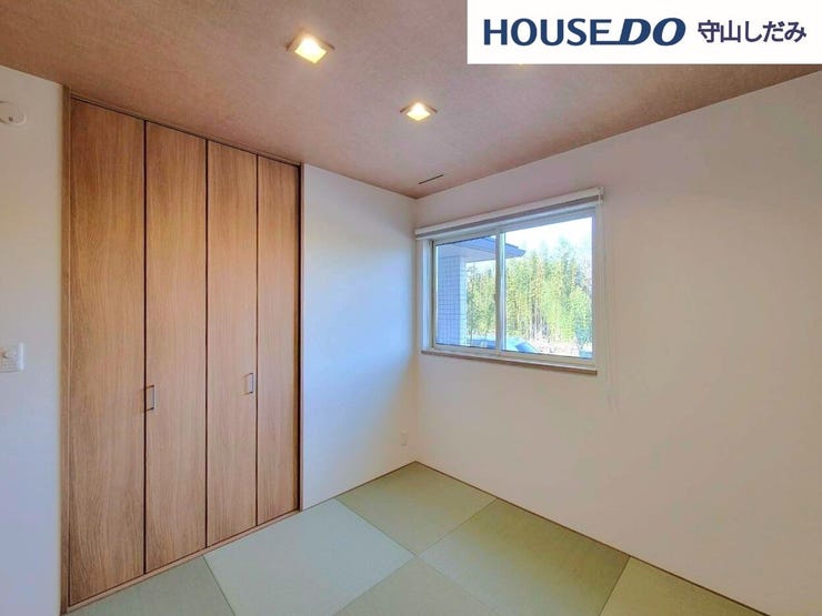 【和室】リビングの隣にある和室です。お子様のお昼寝スペースや、家事スペース、来客用の個室にと、あると嬉しい空間。収納もあり、置き場所に困りがちな布団や季節ものの収納場所にも重宝します。