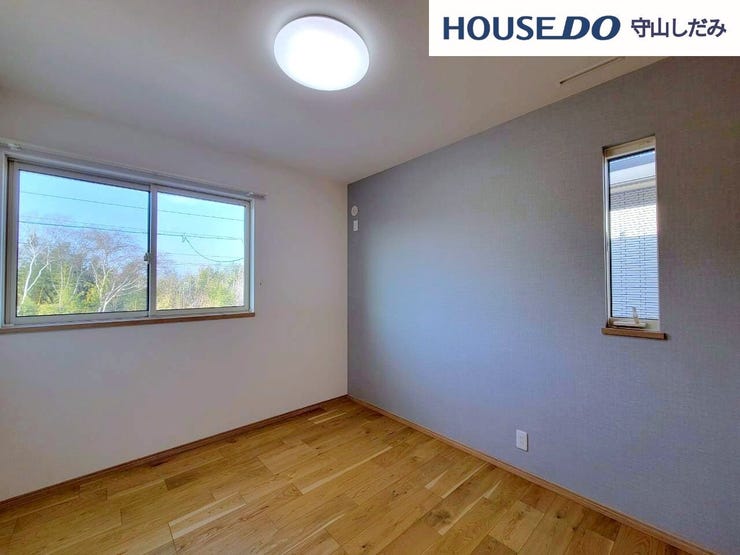 【洋室】明るい雰囲気の洋室です。広々とした明るいお部屋で、陽射しもたっぷり入ってきます。収納もご夫婦の衣類がたっぷり収納できるクローゼットがございます。ご夫婦のご主寝室にいかがでしょうか♪