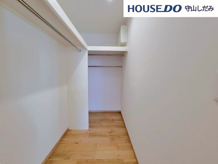 【ウォークインクローゼット】広々とした空間で、収納力アップ!洋服やアクセサリーが整理整頓しやすく、毎日のコーディネートもスムーズに。お部屋がすっきり片付き、快適空間でストレスフリーな生活が楽しめます。